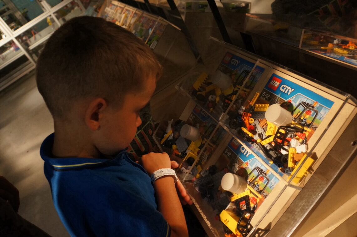 De jongens kijken hun ogen uit in Legoland Duitsland. 