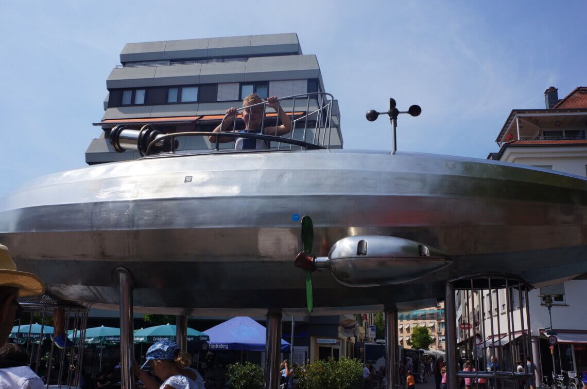 Friedrichshafen staat bekend om de Zeppelin en prima te bezoeken vanuit de Bodensee.