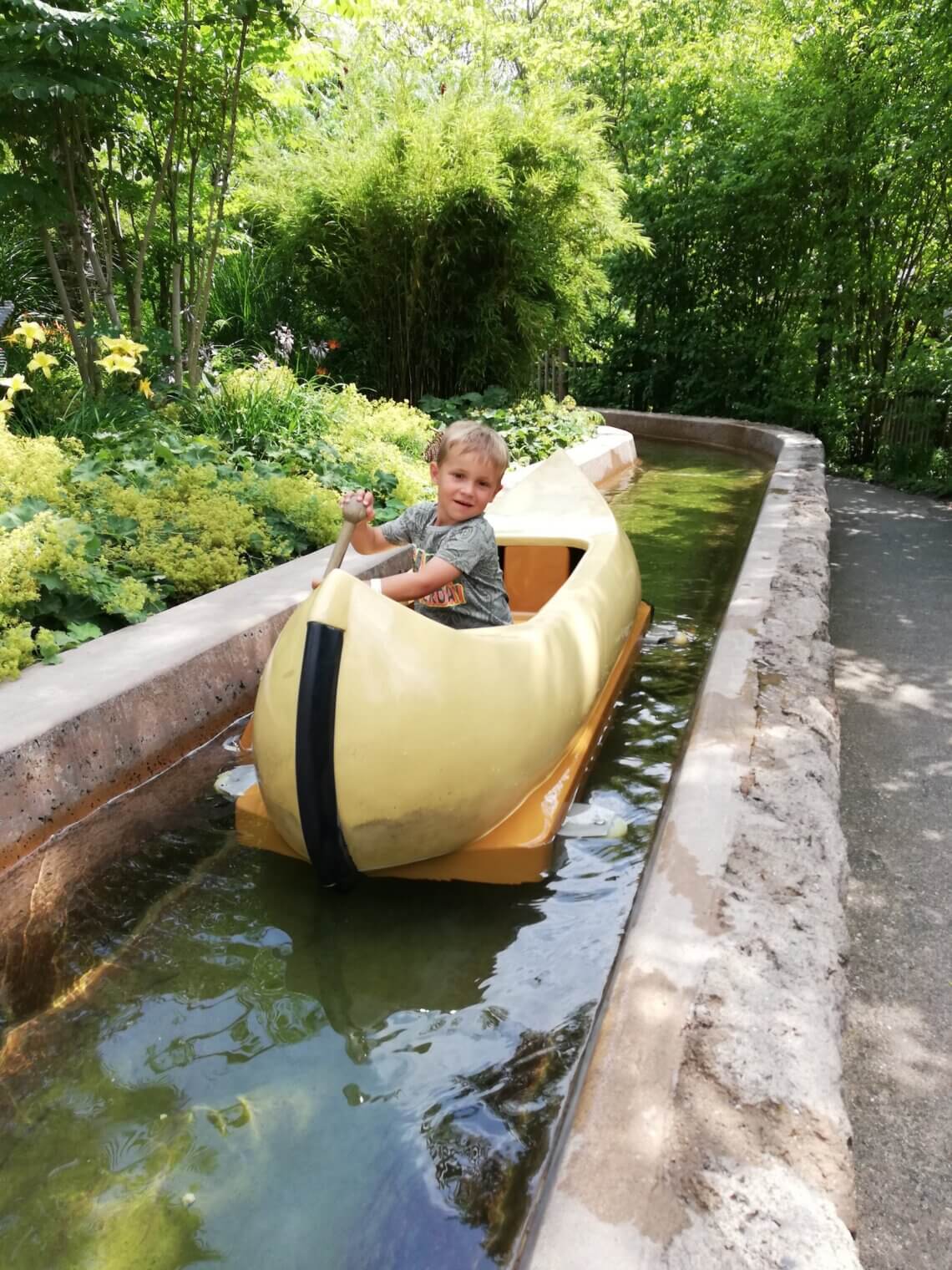 Plezier in de boomstammen waterbaan.