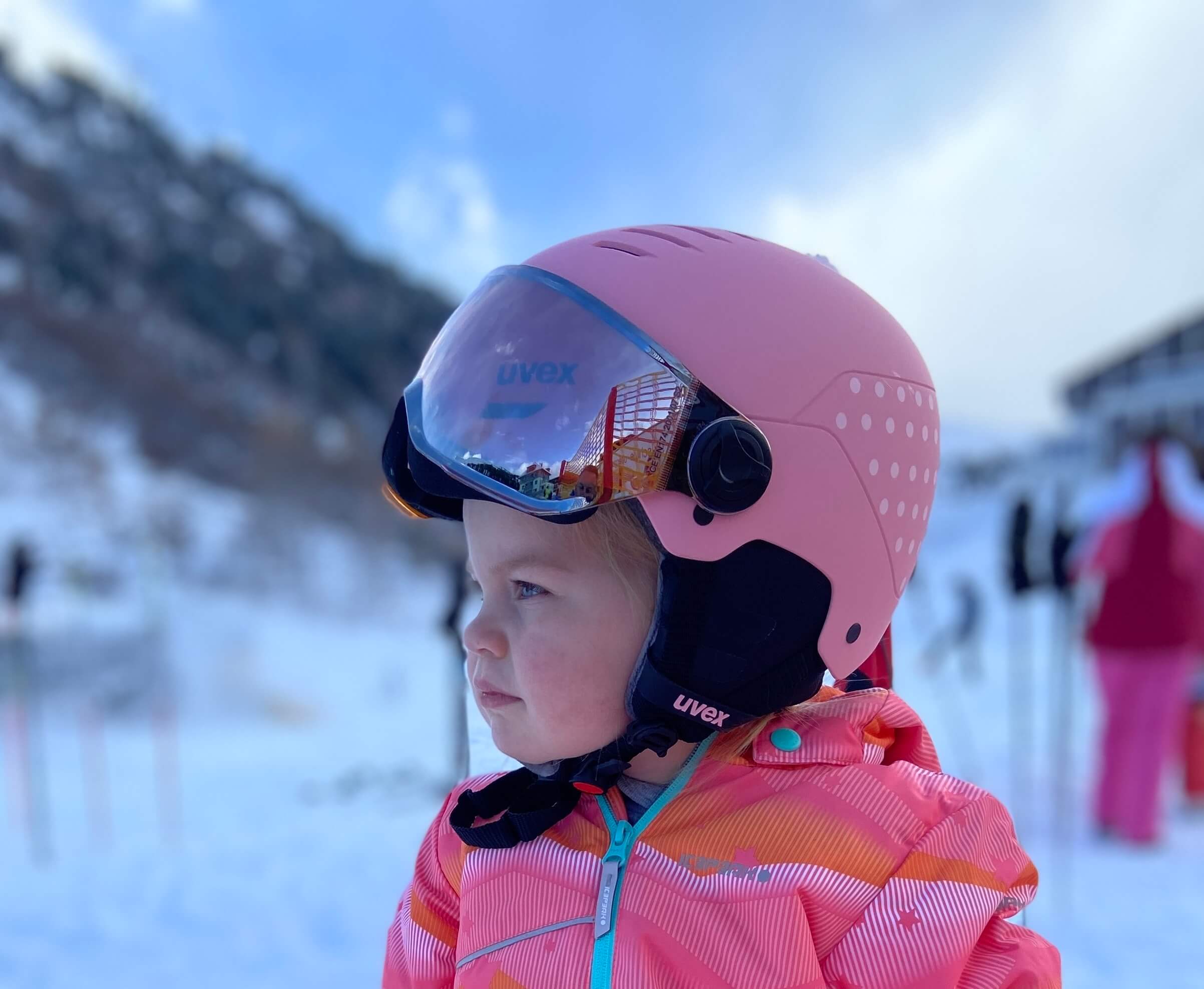 doden Kwaadaardig Verfrissend Skihelm Uvex Junior Rocket Visor: een fijne skihelm voor (kleine) kinderen  | Kids in de bergen