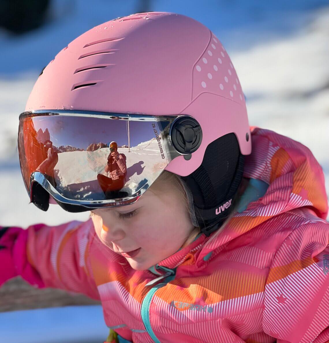 Als ik op zoek ga naar een mooie helm voor onze peuter kom ik uit bij de skihelm Uvex Junior Rocket Visor Pink Confetti Mat. 