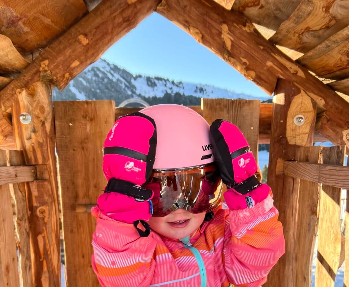 De Uvex skihelm heeft een venster die A. zelf makkelijk open en dicht kan doen. Geen gedoe met aparte skibrillen die afglijden.