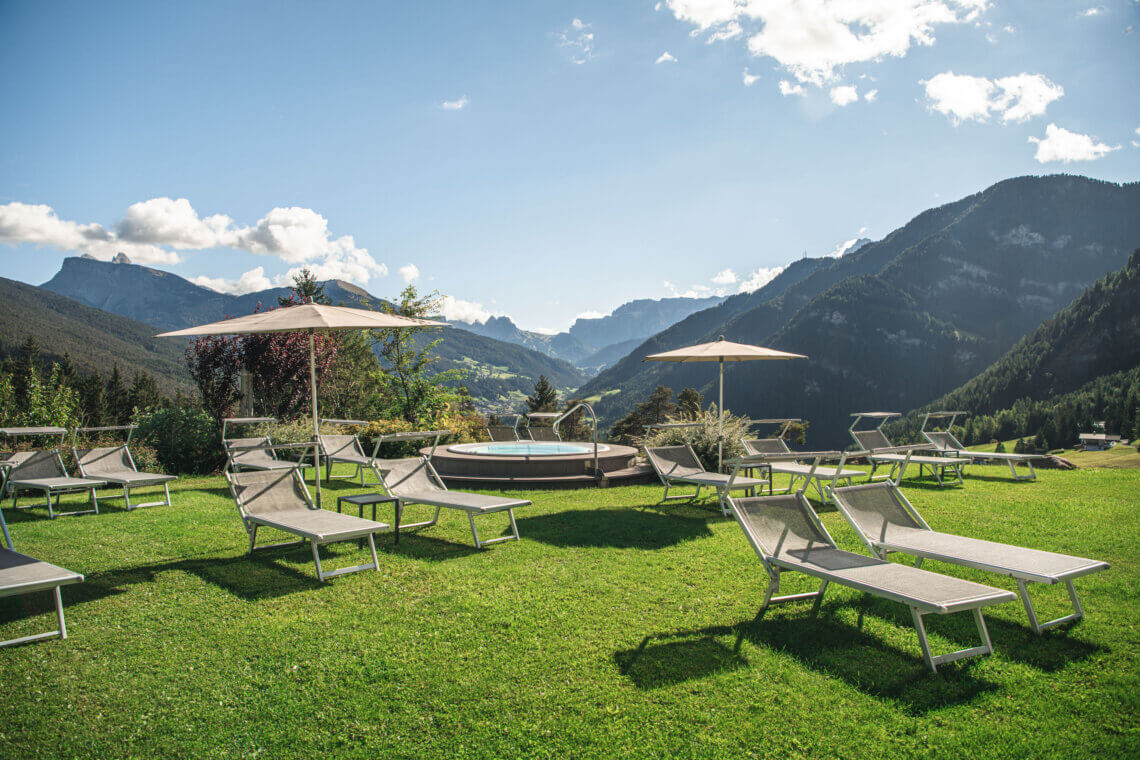 In de zomer kan je relaxen op de grote ligweide met binnen- en buitenzwembad. Copyright foto: Hotel Scherlin