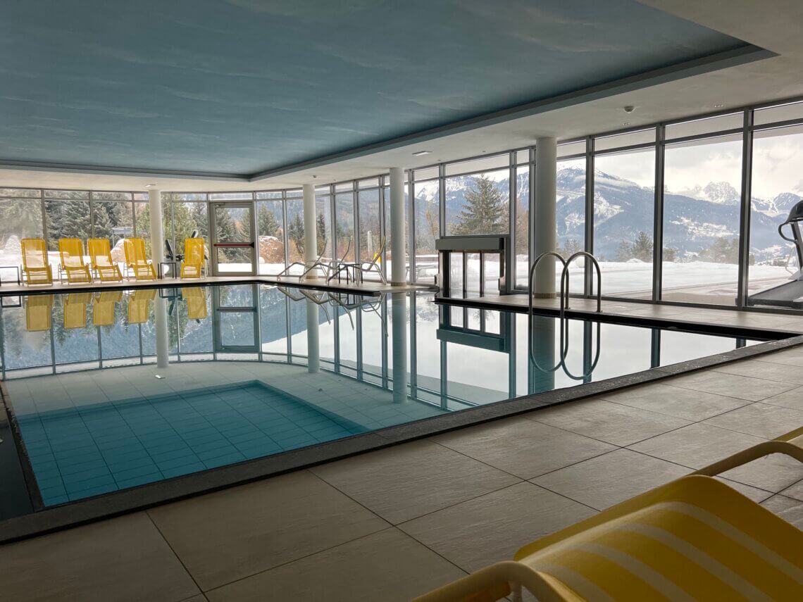 Hotel Scherlin heeft een binnen- en buitenzwembad.