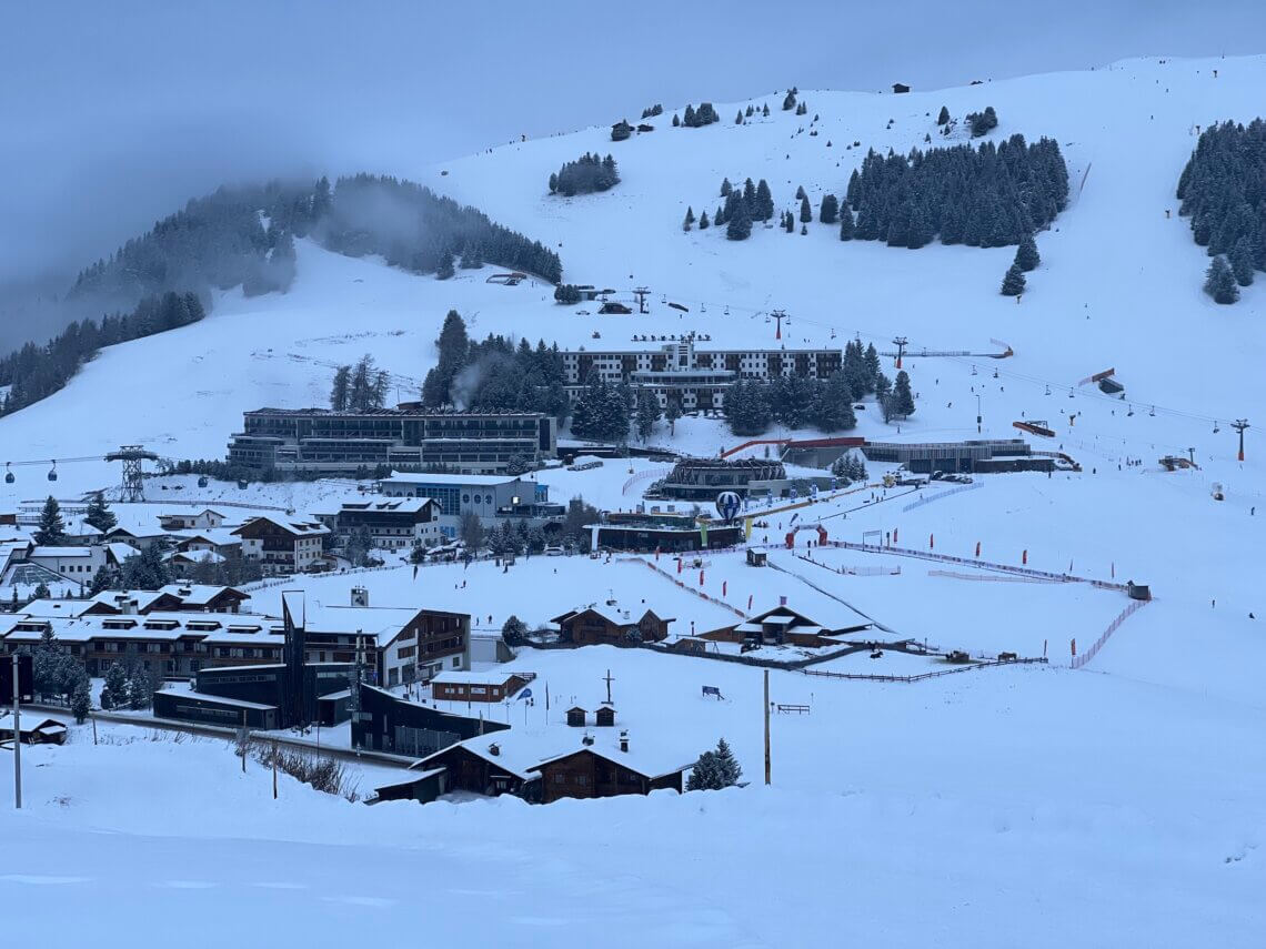 In de verte zie ik Compatsch liggen, het bergstation van Seis alm Schlern