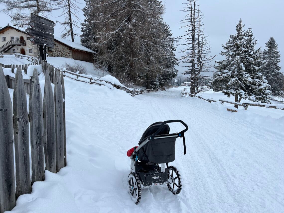 In de sneeuw de mountainbuggy vooruit duwen valt niet mee, maar de omgeving is prachtig! 