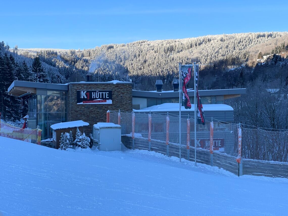 De moderne K2 hutte in skigebied Willingen.