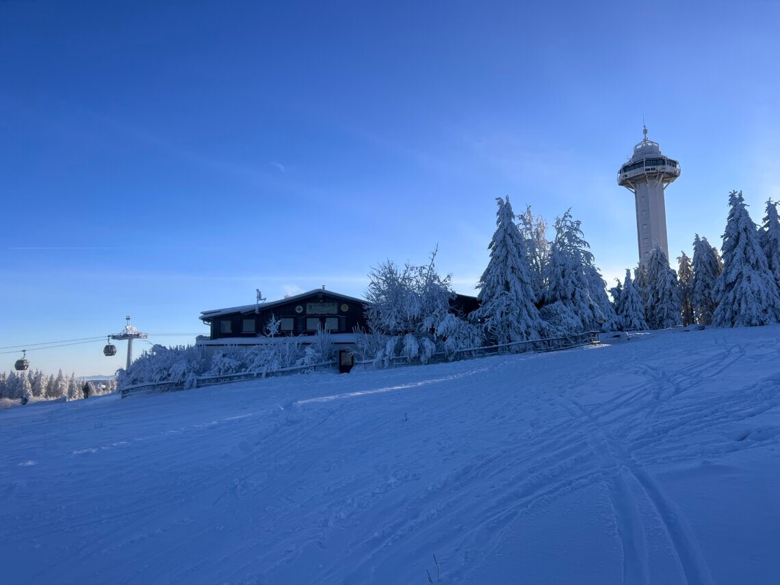 De Ettelsberghütte bovenaan bij de gondel in skigebied Willingen.
