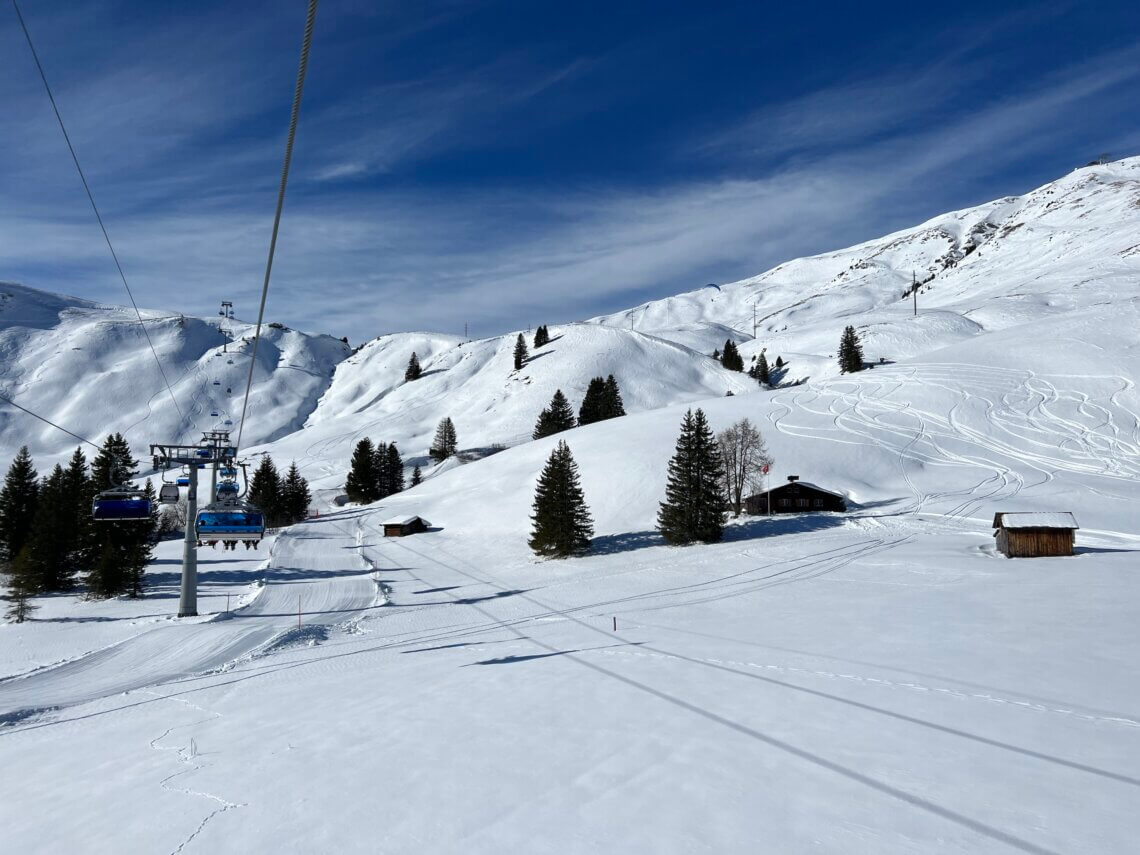 Vanuit de gondel zie je hoe uitgestrekt het skigebied Adelboden-Lenk is.