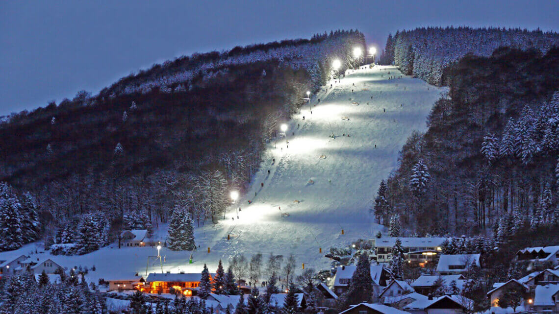 Op sommige dagen kan je ook in de avond skiën in WIllingen. © Foto: Skigebied Willingen