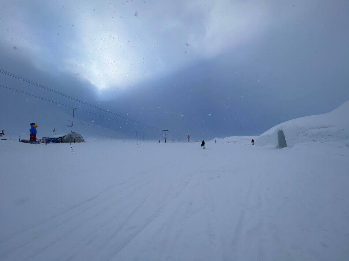 Het iglodorp ligt zo'n 100 meter vanaf het bergstation ter hoogte van het kinderland, maar dan aan de rechterkant. 