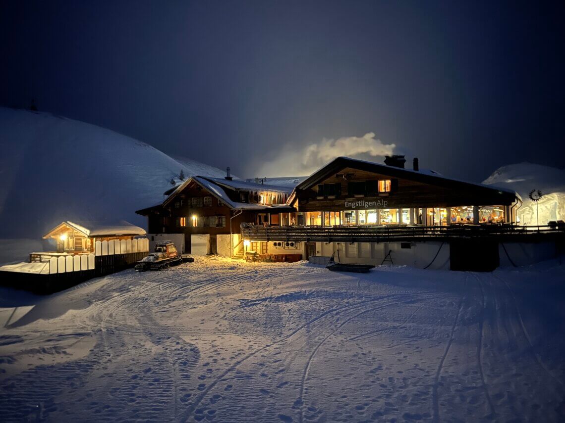 Na de kaasfondue doen we nog even een drankje in het warme berghotel.