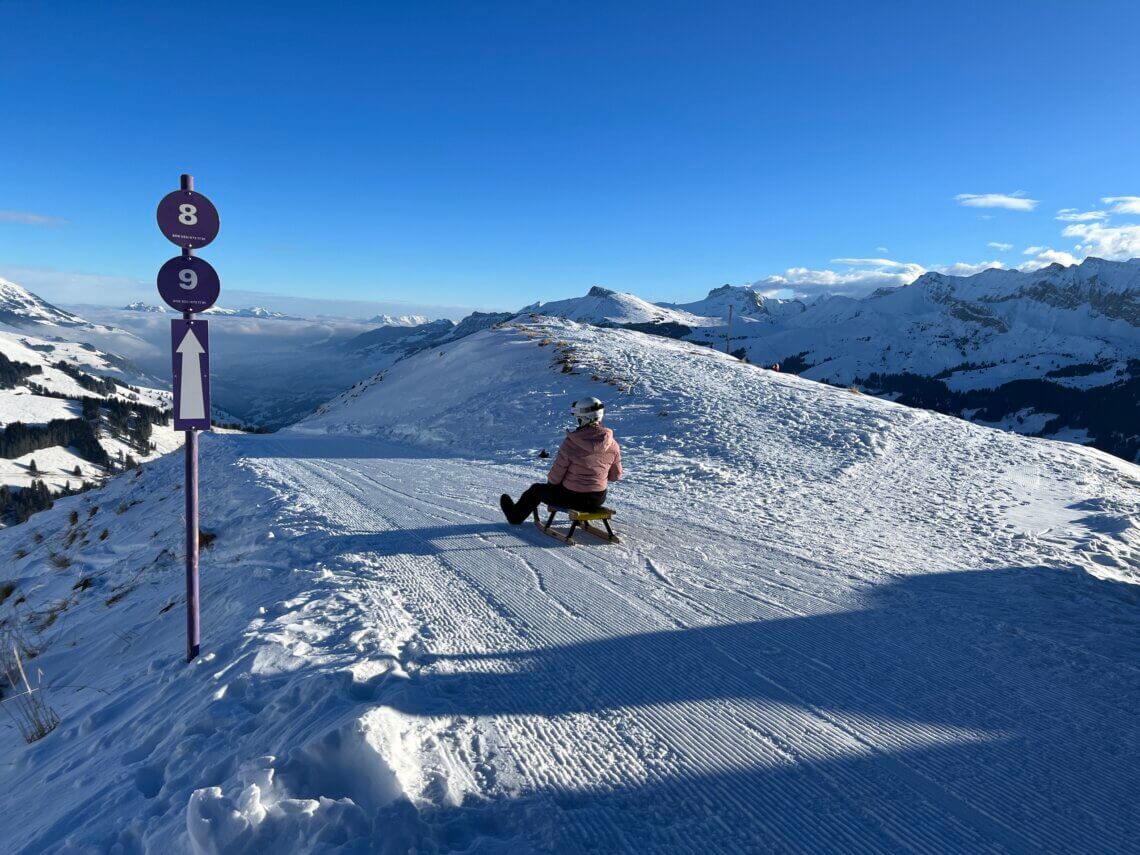 Op de Tschentenalp zijn 4 verschillende routes met in totaal 14 kilometer aan slee plezier.