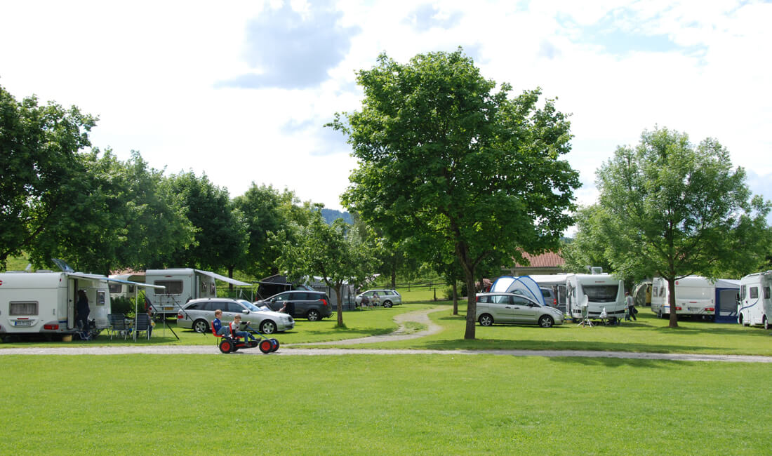 De campingplekken zijn mooi ruim en voorzien van water en stroom.