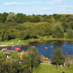 Op camping am Bauerhof is een heerlijke zwemvijver voor verkoeling.