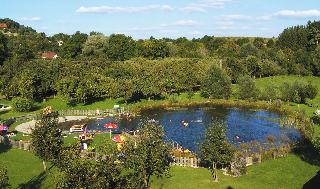 Op camping am Bauerhof is een heerlijke zwemvijver voor verkoeling.