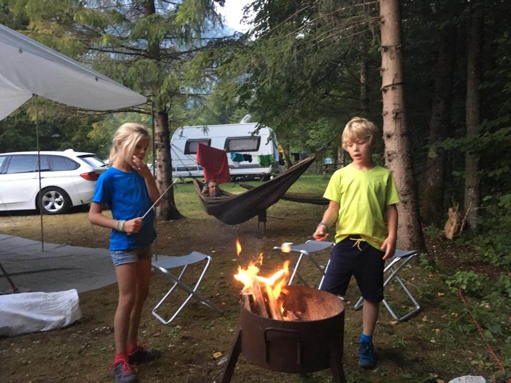Vuurtje maken bij camping Kamp Soca Bostjan