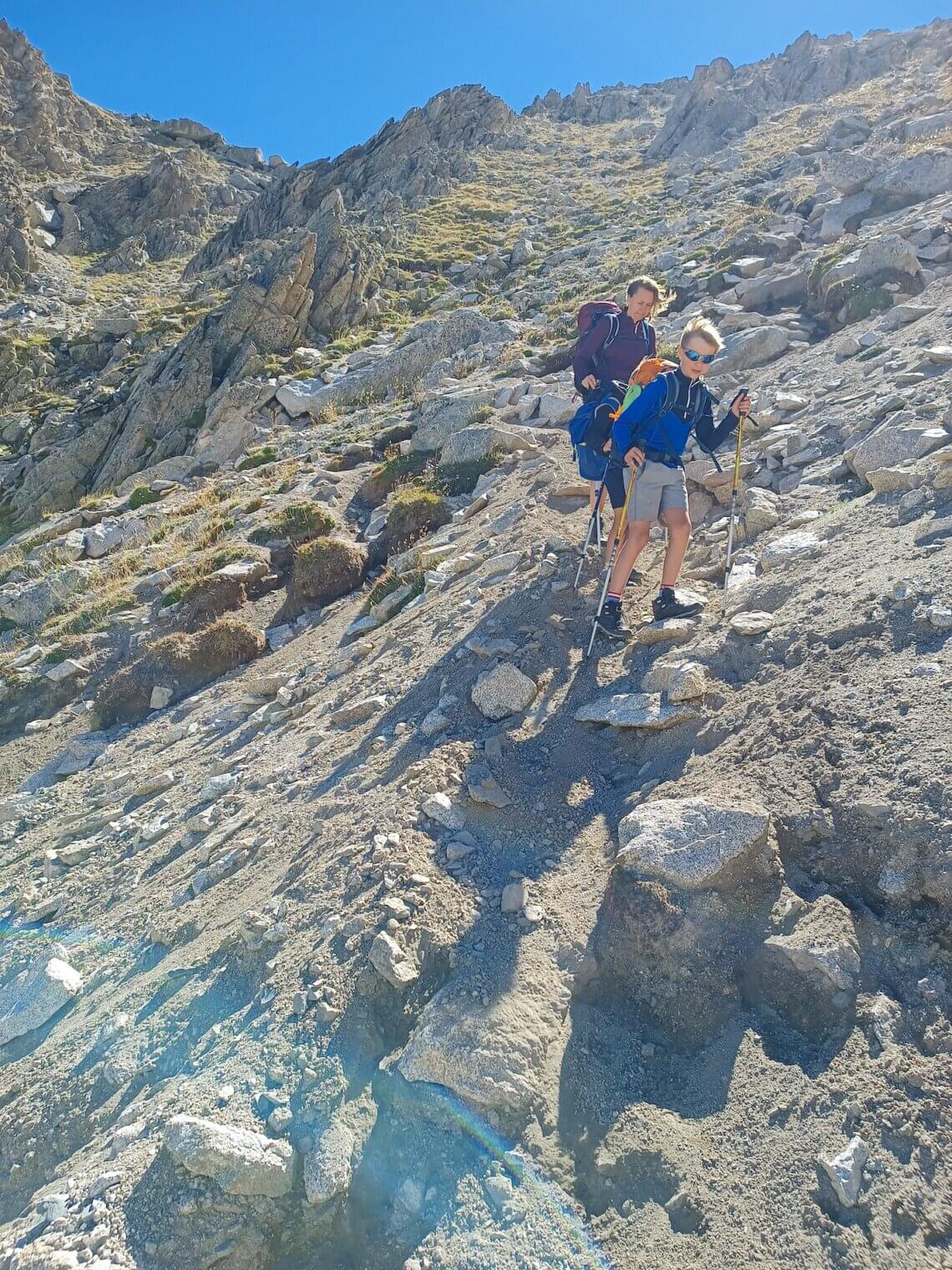 Voorzichtig dalen we af naar beneden.