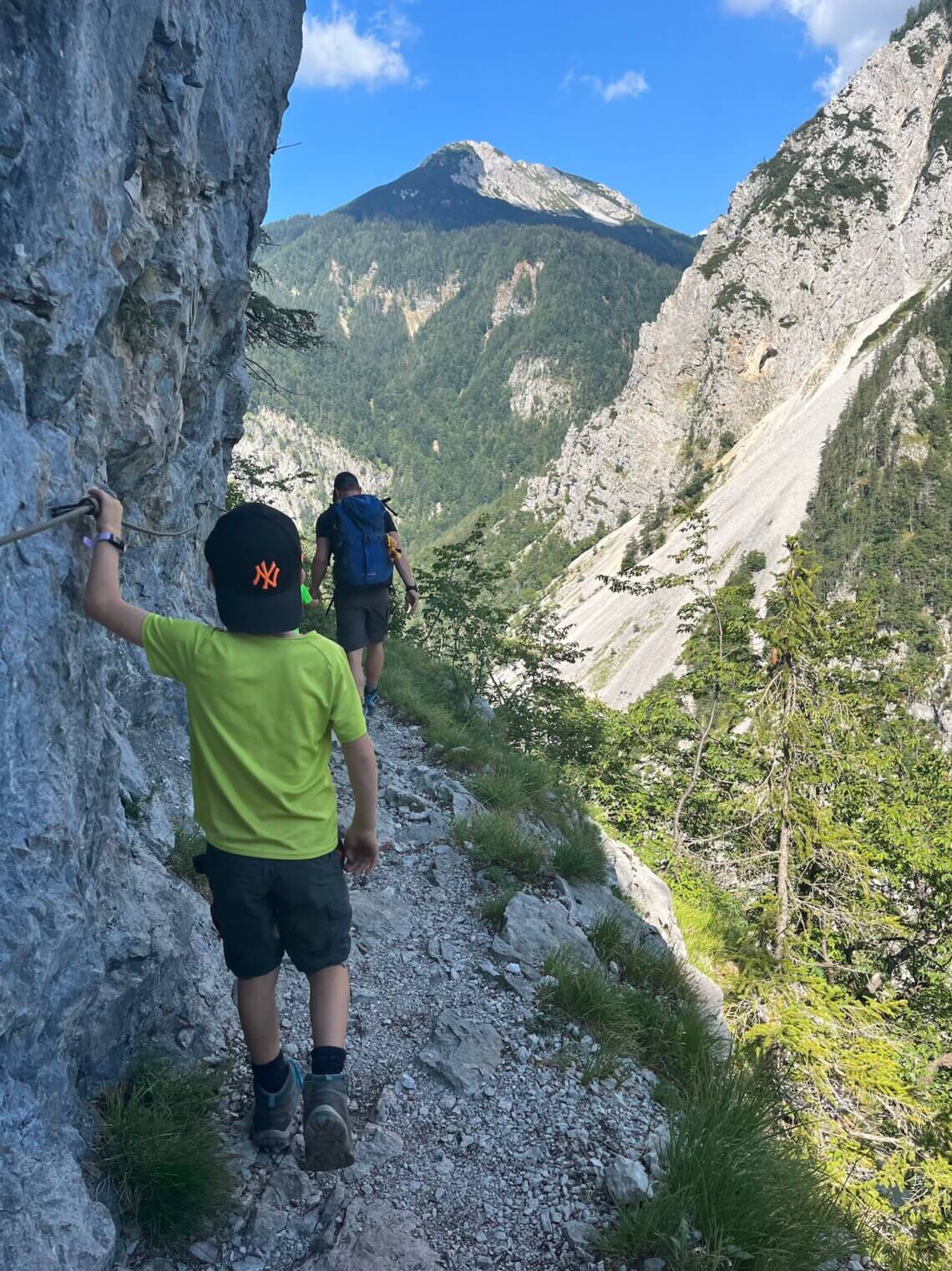 Sommige stukken is het wel opletten, maar de ervaring is absoluut uniek tijdens de huttentocht in Slovenië,