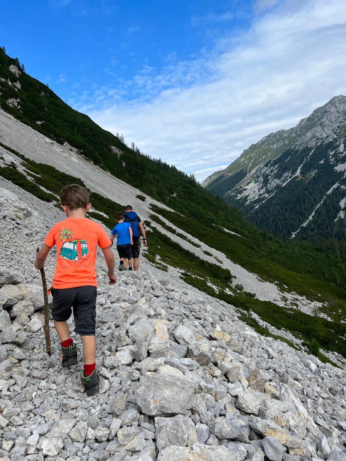 Ook voor de kinderen is de huttentocht in Slovenië heel afwisselend, ze vervelend zich geen moment.