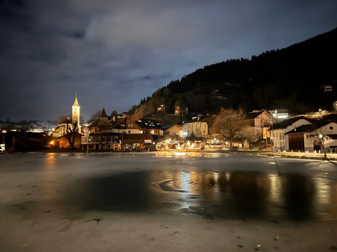 Geen zin in bruisende après-ski en snel in het kinderland? Dan is Am Burgsee in Ladis een prima plek om te verblijven.