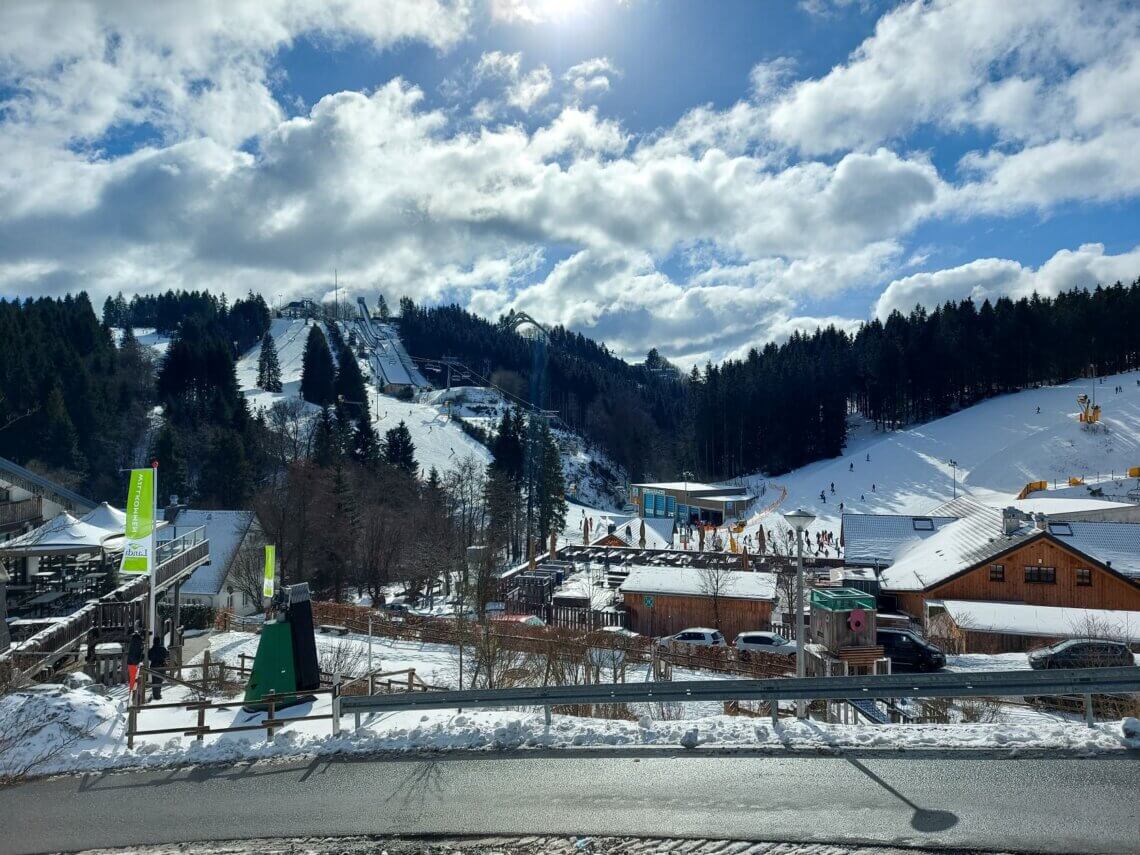 In het hoofdgebouw van Landal Winterberg zijn alle facilititeiten en heeft uitzicht op de skipiste.