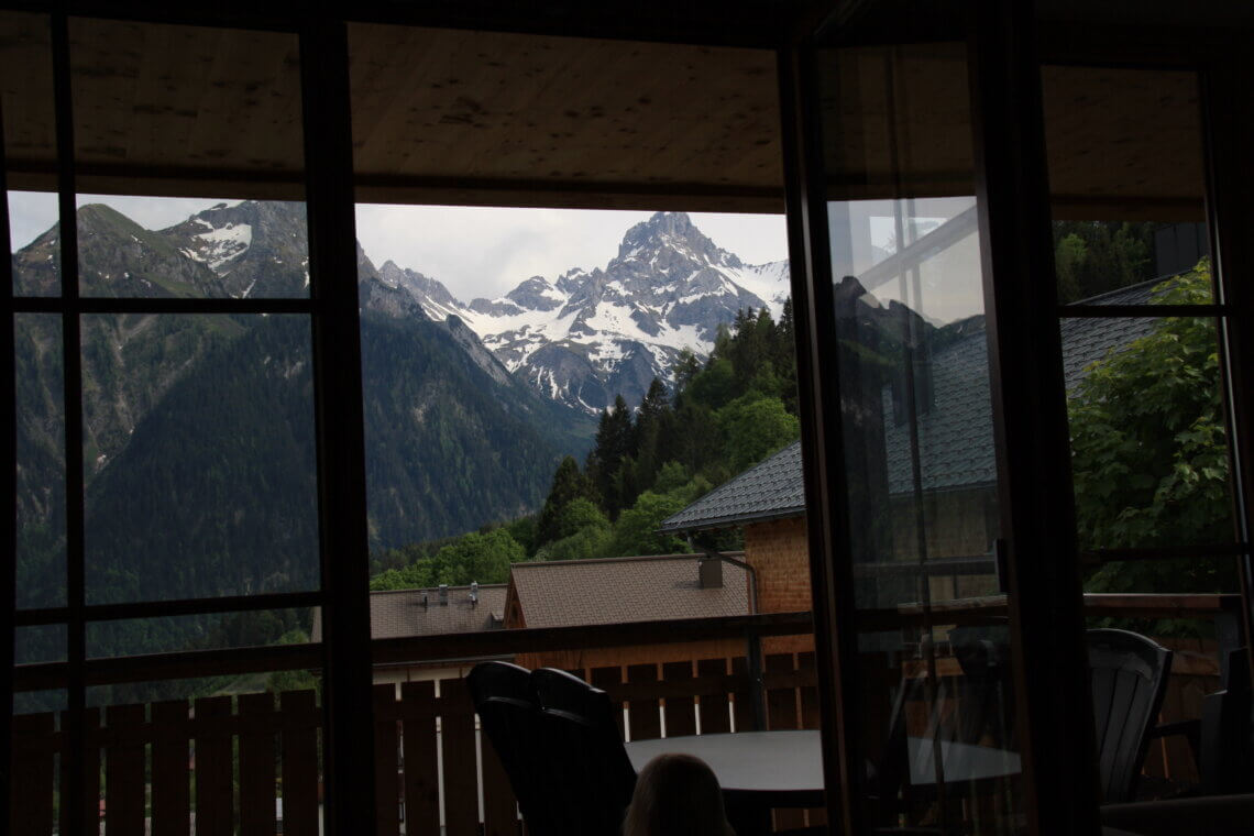 Vanaf het balkon hebben we prachtig uitzicht op de bergen.