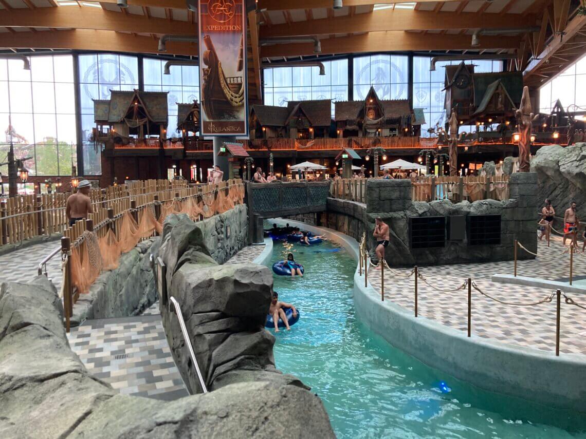 Snorr's Sage is een lazy river waar je in een grote band doorheen kan drijven.