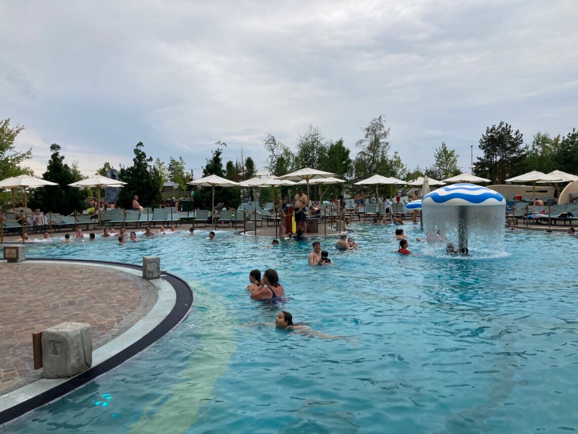 Frigg Tempel is een heerlijk warm buitenbad met zelfs een bar middenin het water.