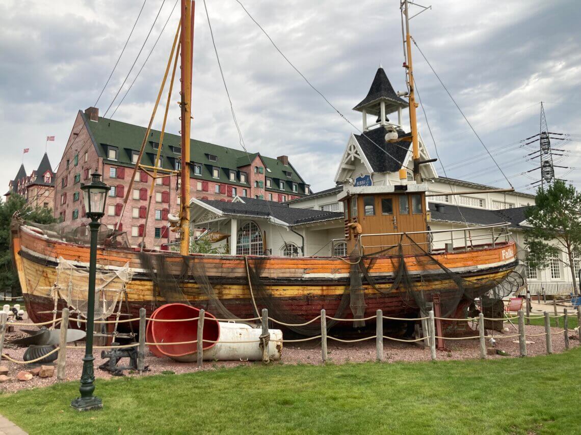 Een fontein, een kleine 'jachthaven', een aangespoeld schip, de buitenkant van Rulantica ziet er al heel mooi uit! 