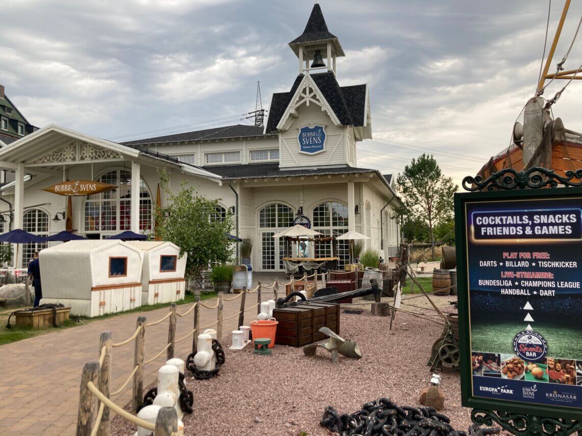 Aan de rechterkant gethematiseerde hotels en het restaurant 'Bubba Svens' met mooi terras aan het water.