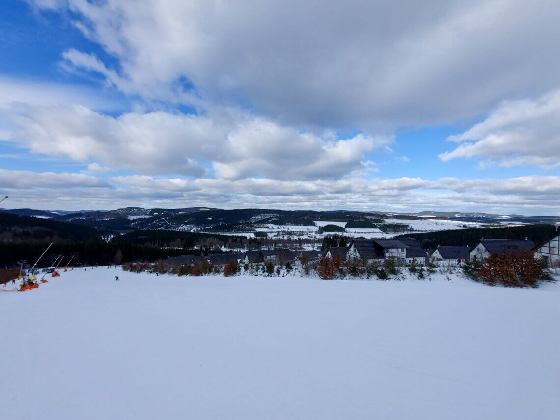 De sleeplift naar het skigebied is meteen naar het Landal park, je loopt er zo naar toe, ideaal!