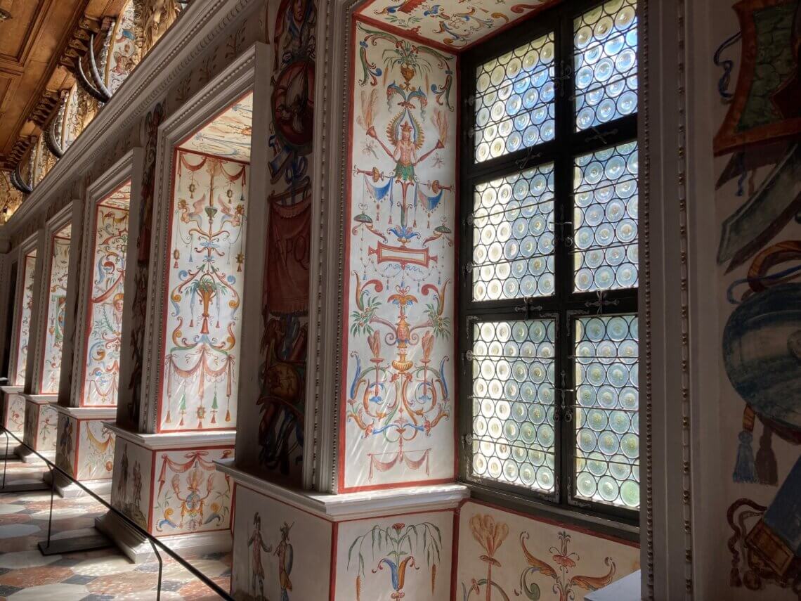 Ook de ramen in de Spaanse zaal zijn prachtig.