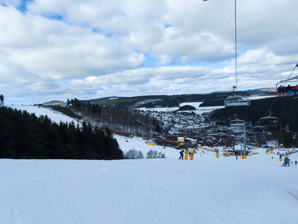 Vanaf de piste zie je in de verte Landal Winterberg al liggen.