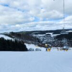 Vanaf de piste zie je in de verte Landal Winterberg al liggen.