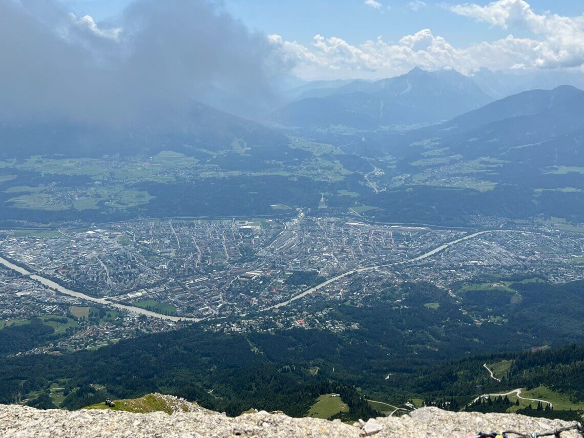 Aan de andere kant zien we Innsbruck liggen. Wat een verschil, in 30 minuten van de drukke stad hoog in de bergen.