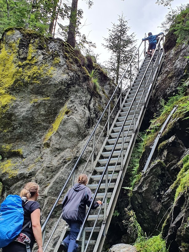 Op zoek naar avontuur tijdens je vakantie naar Schladming-Dachstein met kinderen? Doe dan de Alpinsteig Höll naar de Riesachsee. 