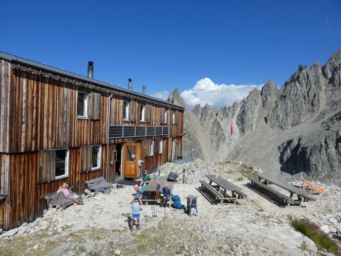 Na 5 uur wandelen zijn we bij de Cabane de Saleinaz.