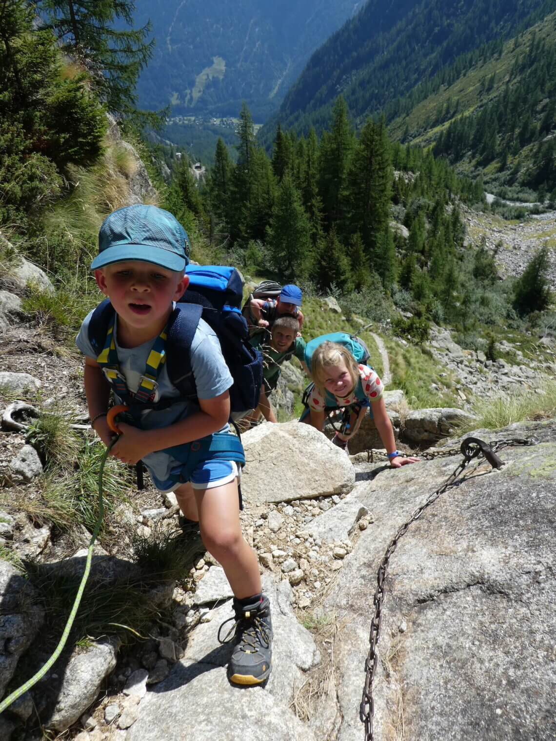 Deze huttentocht in Wallis in Zwitserland heeft wel een behoorlijk moeilijkheidsniveau, zeker met kinderen.