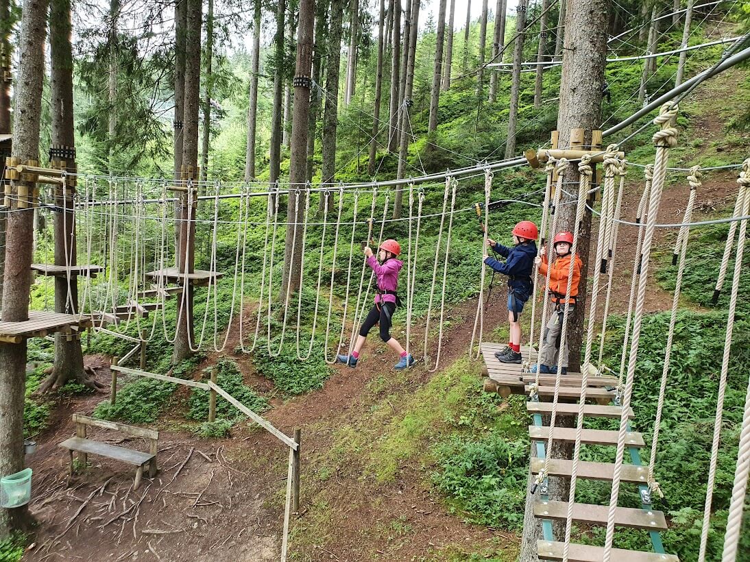 Een Via Ferrata te heftig, dan is het touwenparcours een goed alternatief.