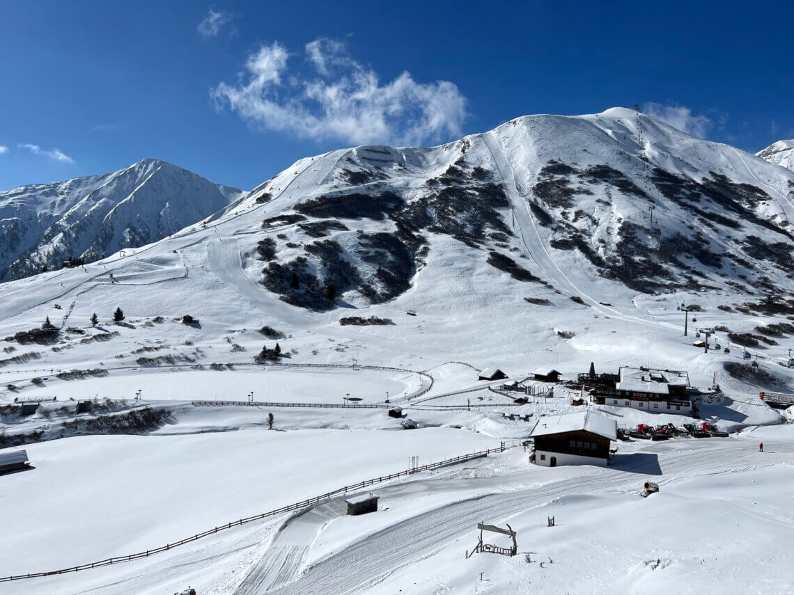 Aan de kant van Serfaus liggen bij het bergstation van de Lazidbahn een aantal zwarte pistes naast elkaar.