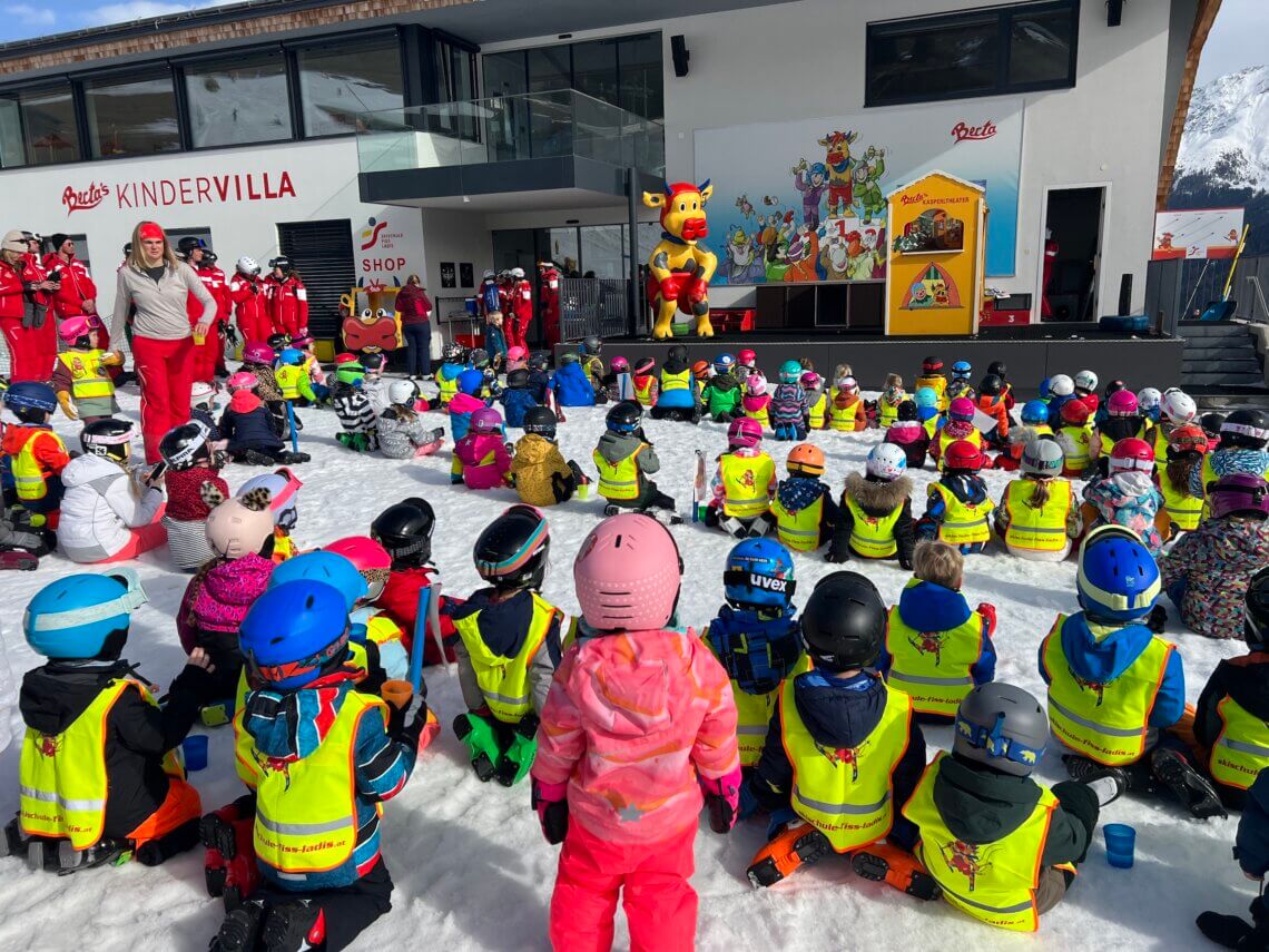 Na de skiles is het altijd nog even dansen en zingen met de koe Berta in Serfaus-Fiss-Ladis.