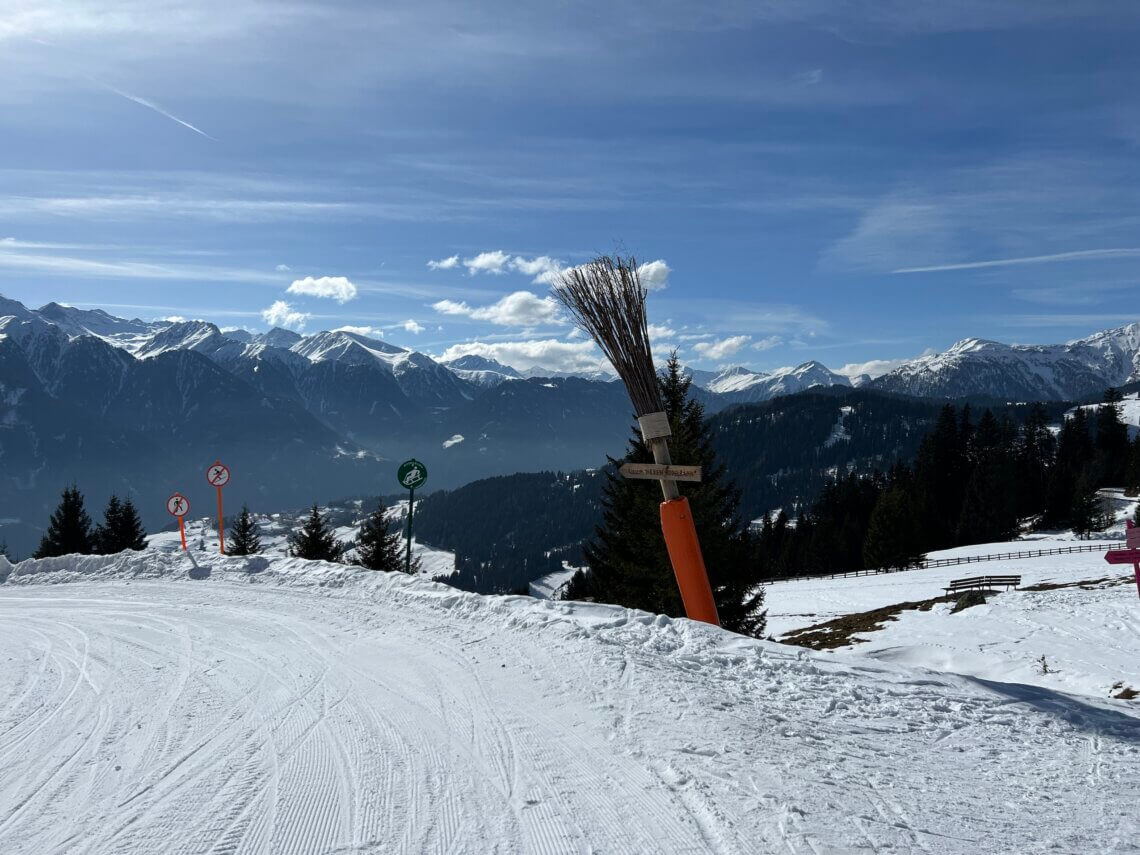 De heksenrodelbaan in skigebied Serfaus-Fiss-Ladis wordt duidelijk aangegeven met de bezemstelen.