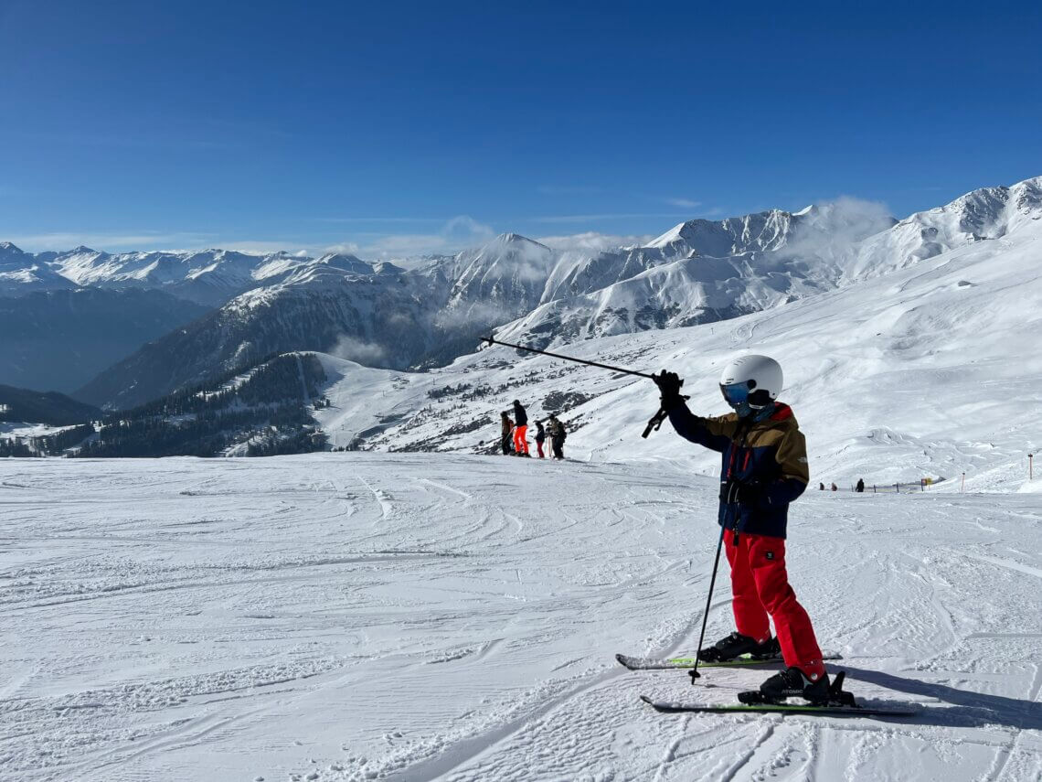 Wij zijn in de voorjaarsvakantie in skigebied Serfaus-Fiss-Ladis. Beneden is het even druk, maar ga je meer naar boven dan verspreid de drukte zich erg goed.