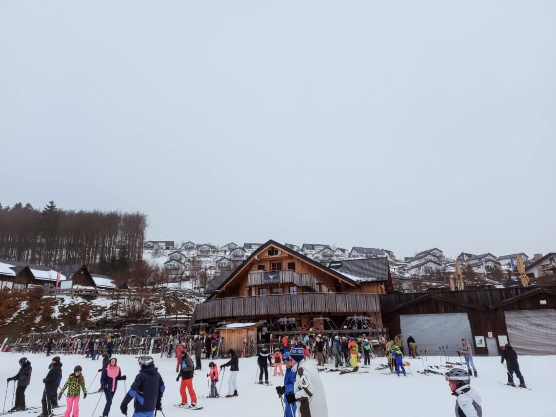 Niet skiën maar wel gezelligheid? Dan is Moppis een echte apres-ski plek, in de verte zie je het Landal park liggen.