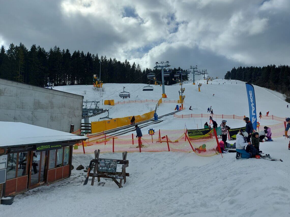 Skischool Poppenberg zit meteen bij Landal Winterberg.