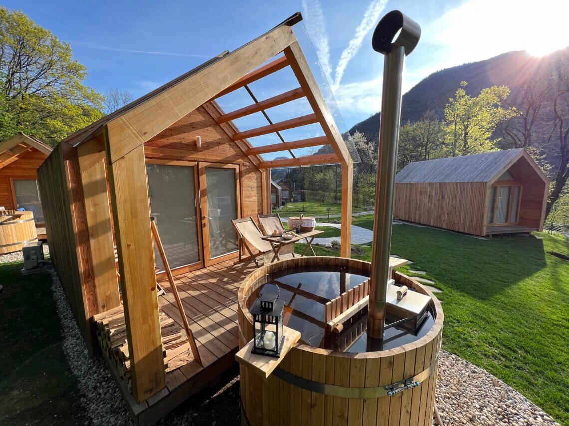 De luxe houten huisjes hebben ieder een eigen hottub. 