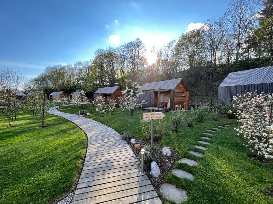Glamping Mountain Fairy Tail heeft houten huisjes met elk een eigen privé hottub.