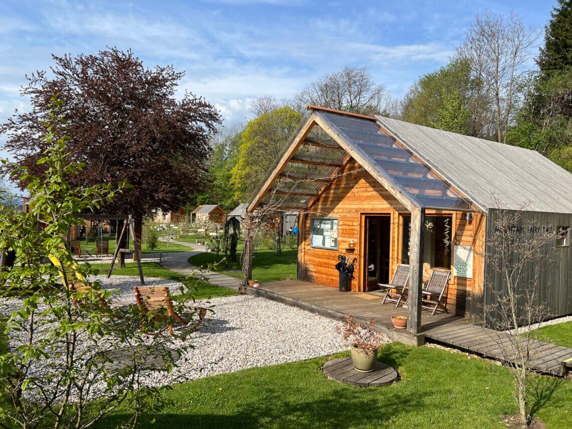 Bij aankomst is de receptie en daarachter liggen de glamping huisjes.