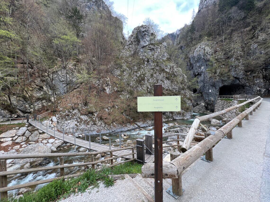 Vlakbij de glamping ligt Dovžanova soteska gorge: een spectaculaire smalle kloof van ongeveer 150 meter lang